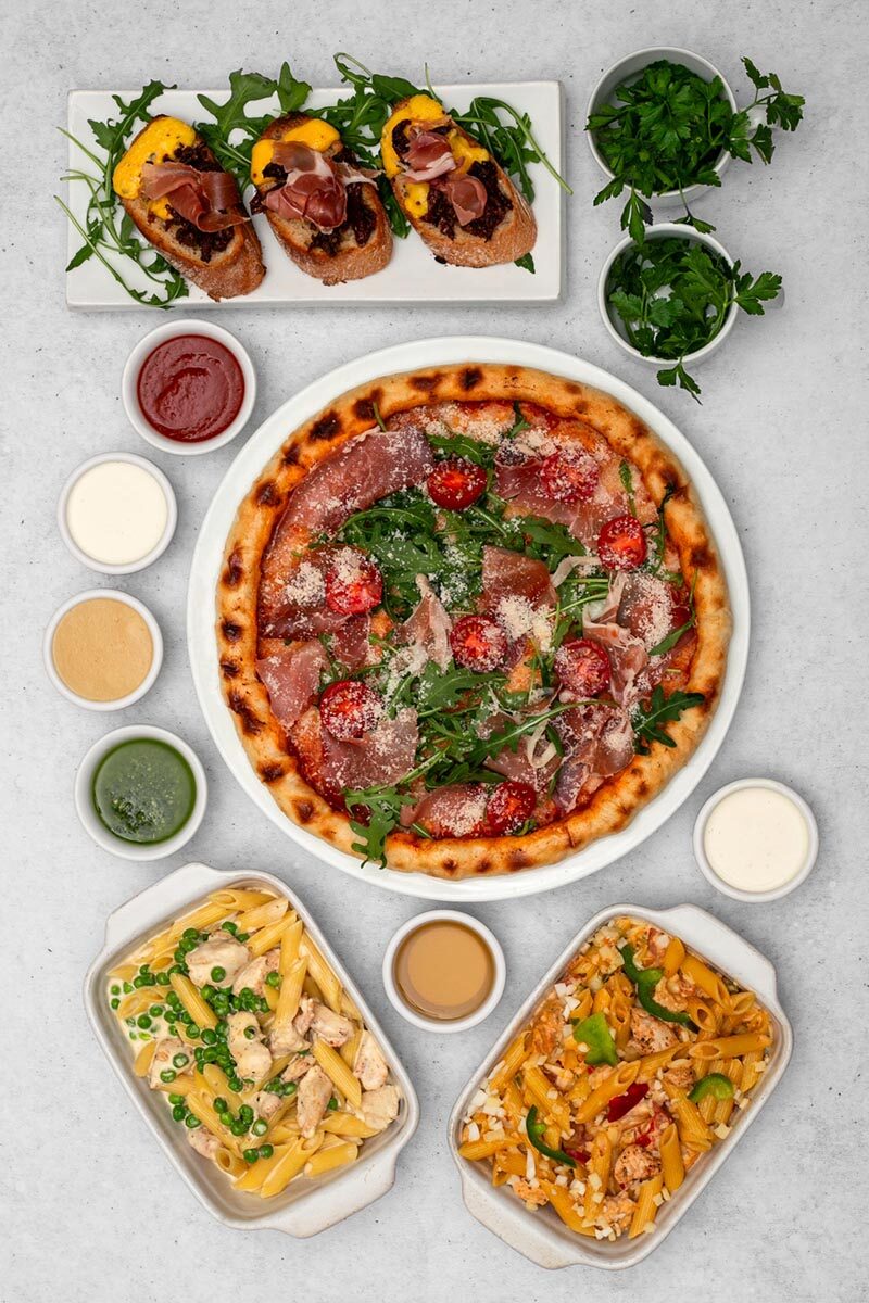 Pizza, makaron i sałatka serwowane w pizzerii PEPE